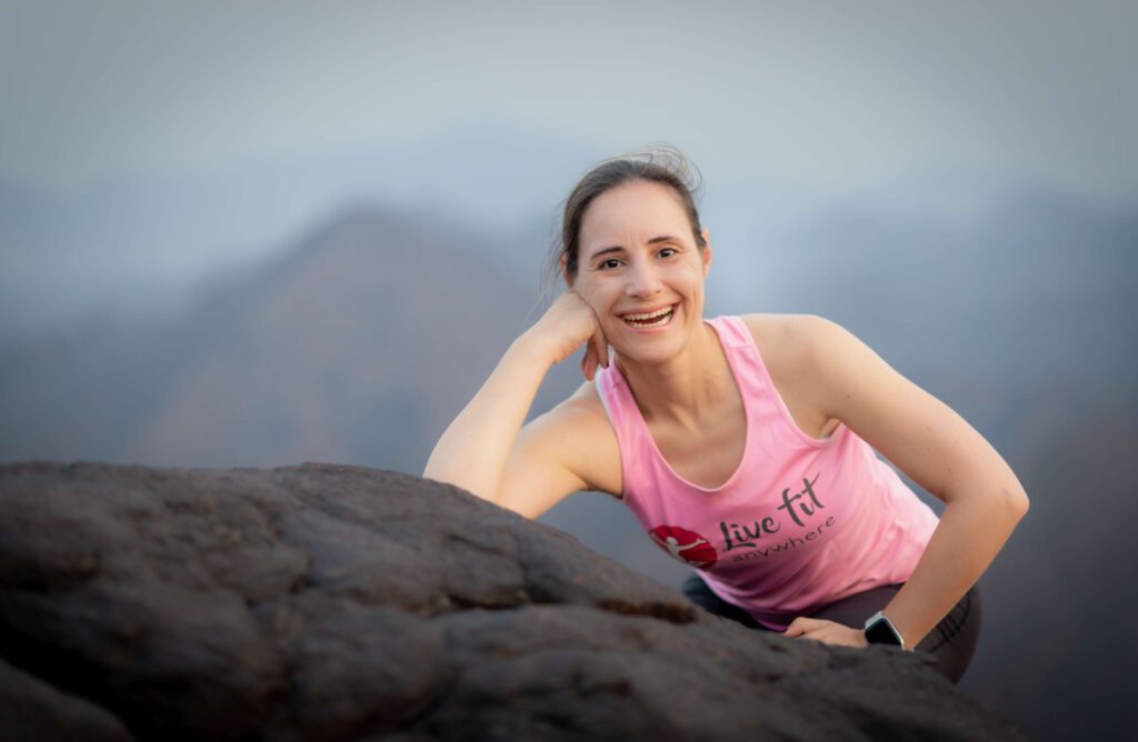 Expertin Unterstuetzt Bei Fibromyalgie Vor Natuerlicher Kulisse.