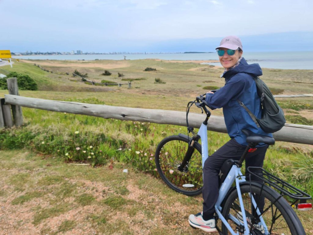 Eine Person Mit Fahrrad Genießt Die Aussicht Auf Eine Weite Landschaft.