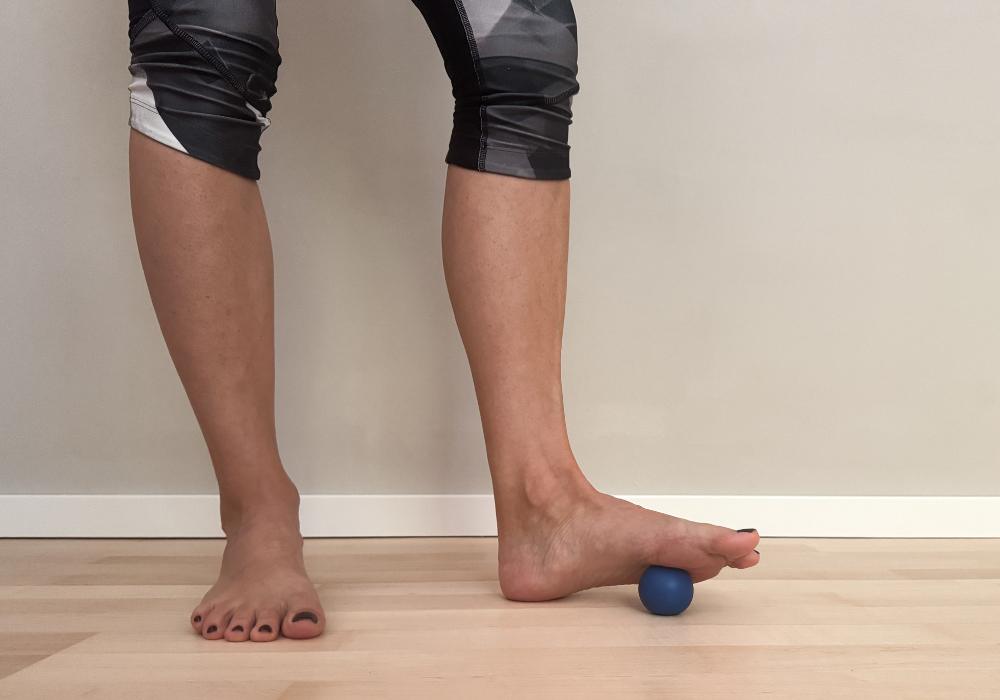 Nackiger Fuß steht auf kleinem blauen MELT ball